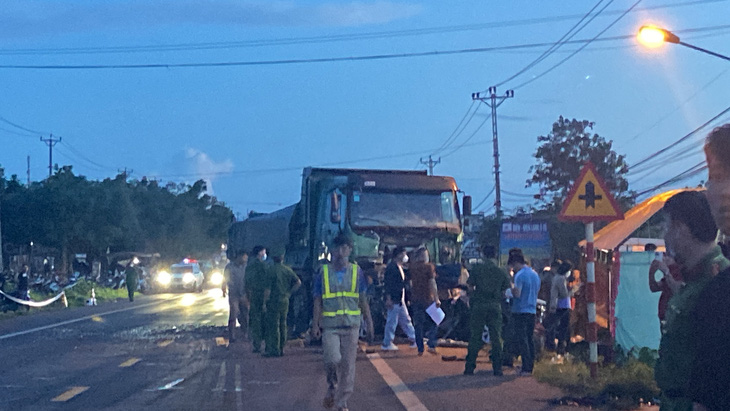 Nguyên nhân ban đầu dẫn đến vụ tai nạn làm chết 3 người, bị thương 1 người trên xe con CLB Hoàng Anh Gia Lai được xác định do lỗi của tài xế lái xe ben Đinh Tiến Bình - Ảnh: ĐÌNH CƯƠNG