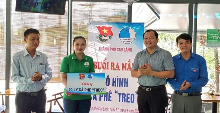 'Cà phê treo' nghĩa tình đem lại nụ cười cho bà con bán vé số