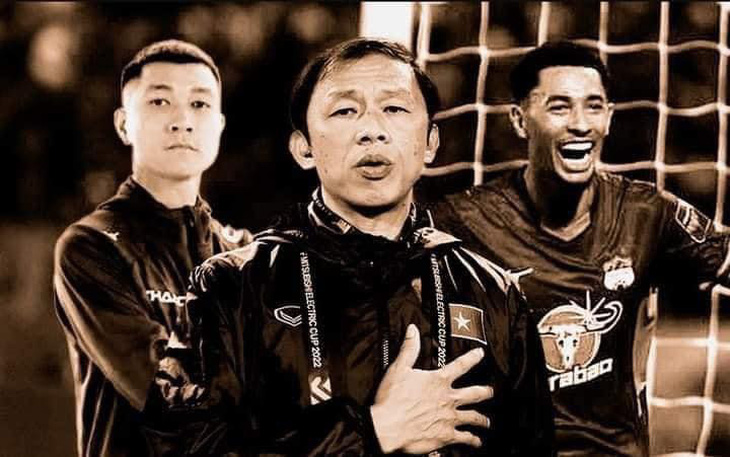 HLV Dương Minh Ninh (giữa), bác sĩ Đào Trọng Trí (trái) và tiền đạo Paollo (phải) - Ảnh: HAGL FC