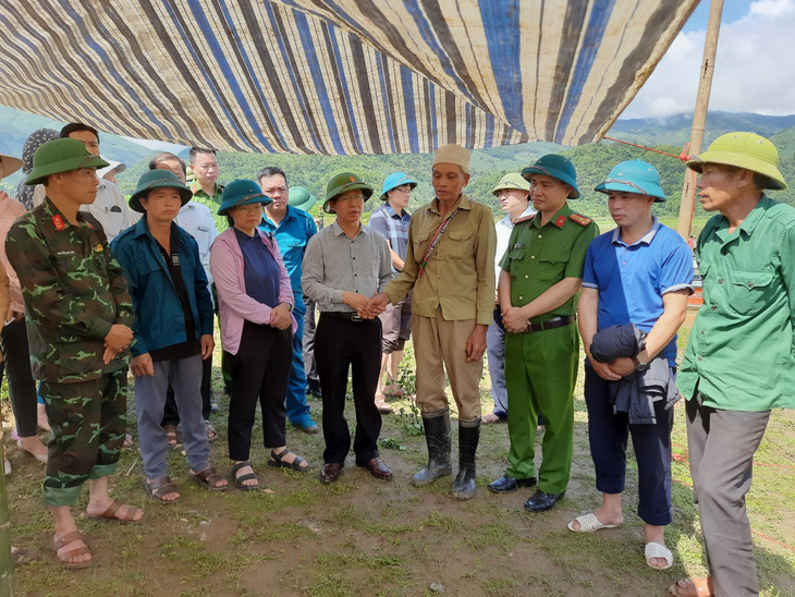 Chủ tịch UBND huyện Bắc Yên Đào Văn Nguyên cùng đoàn công tác thăm hỏi, động viên gia đình nạn nhân - Ảnh: PHẠM PHƯỢNG