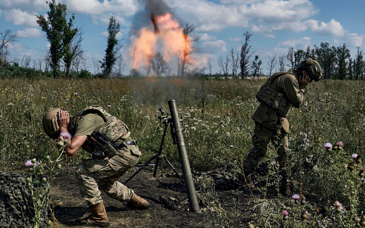 Binh sĩ Ukraine bắn súng cối về các vị trí của Nga ở tiền tuyến, gần thành phố Bakhmut, khu vực Donetsk, đông Ukraine - Ảnh: AP