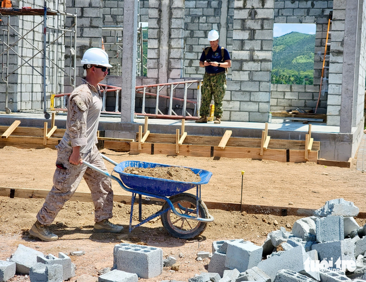 Lính Mỹ trở thành &quot;thợ xây&quot;, xây trường cho trẻ nhỏ ở Phú Yên - Ảnh: MINH CHIẾN