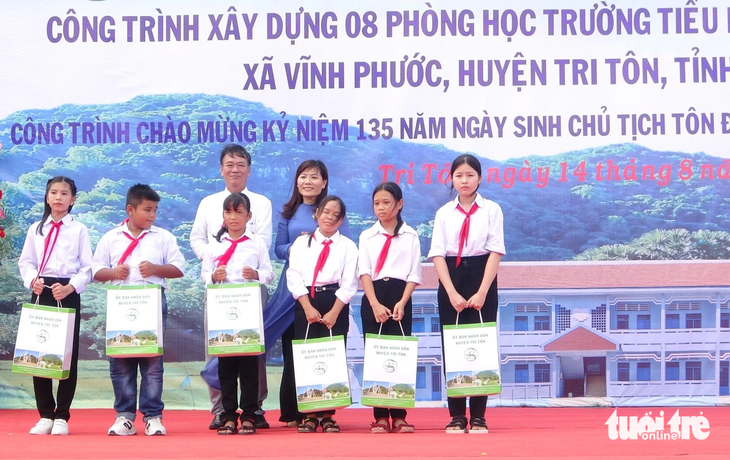 Bà Trần Thị Ngọc Diễm - giám đốc Sở Giáo dục và Đào tạo - tặng quà cho các em học sinh nghèo, học giỏi tại buổi lễ - Ảnh: MINH KHANG