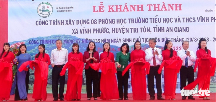 Phó chủ tịch nước Võ Thị Ánh Xuân (thứ 6 từ trái sang) cắt băng khánh thành 8 phòng học của Trường tiểu học và THCS Vĩnh Phước, huyện Tri Tôn - Ảnh: MINH KHANG