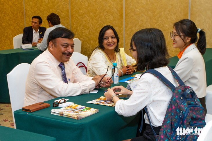 Ông Sanjeev Tulsian, chủ tịch Công ty India Holiday Options, trao đổi với công ty du lịch Việt Nam tại sự kiện giao lưu thúc đẩy hợp tác du lịch Việt Nam - Ấn Độ ngày 14-8 - Ảnh: NGỌC ĐỨC