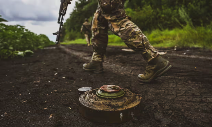 Một thành viên thuộc Lữ đoàn thủy quân lục chiến số 35 của Ukraine rà phá bom mìn ở khu vực Donetsk, đông Ukraine - Ảnh: ANADOLU AGENCY