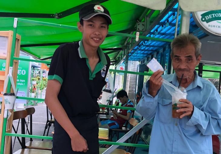 An old man selling lottery tickets in Cao Lanh city receives a 'hanging' coffee drink - Photo: Tong Anh