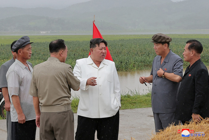 Ông Kim Jong Un thị sát công tác chống bão tại huyện Anbyon, ngày 14-8 - Ảnh: KCNA