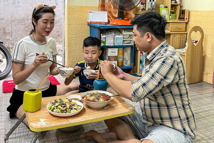 Mr Ngoc Ban's laughing family meal attracted many visitors and earned the fish sauce company money - Photo: AN VI