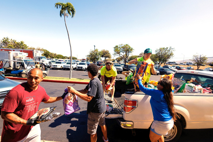 Tình nguyện viên hỗ trợ chuyển hàng hóa cứu trợ tại nhà thờ King's trên đảo Maui ngày 11-8 - Ảnh: REUTERS
