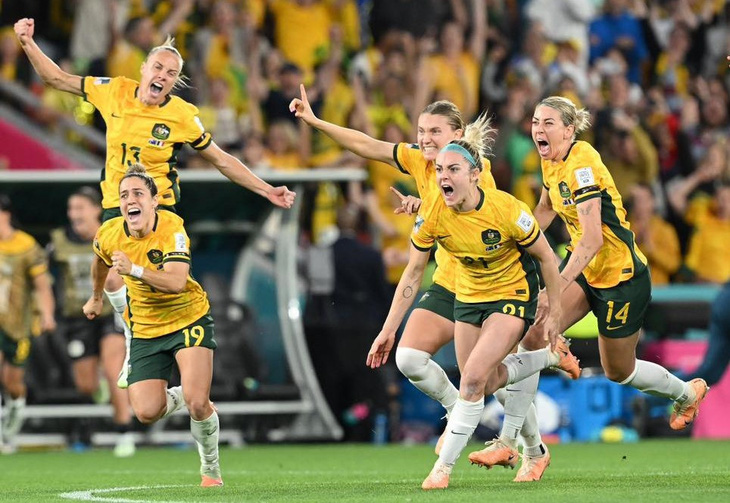 Các cầu thủ nữ Úc ăn mừng sau khi thắng Pháp ở tứ kết World Cup nữ 2023 - Ảnh: FIFA