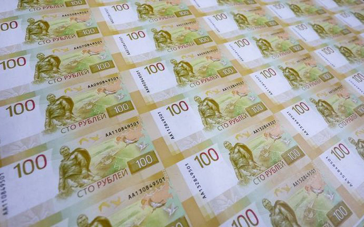 Đồng rúp Nga xuống mức thấp nhất so với USD trong 17 tháng qua