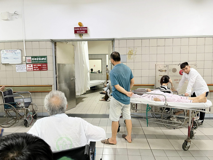 Người bệnh chờ khám tại Bệnh viện Bạch Mai - Ảnh: LAN ANH