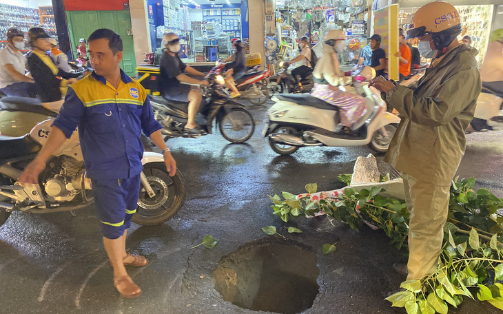 Đường Võ Văn Ngân sụt lún tạo "hố tử thần" sau mưa lớn