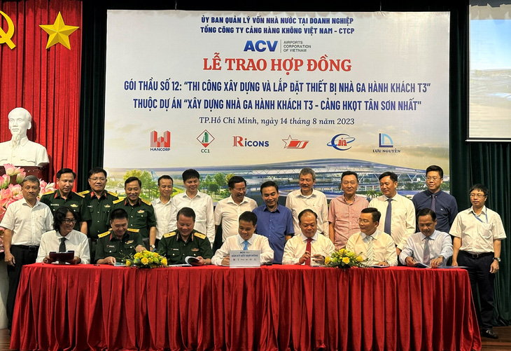 Lễ trao hợp đồng gói thầu xây dựng và lắp đặt thiết bị nhà ga hành khách T3 sân bay Tân Sơn Nhất chiều 14-8 - Ảnh: ACV