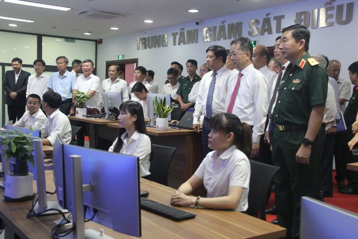 Lãnh đạo Thành ủy Đà Nẵng, UBND   thành phố  Đà Nẵng tham dự lễ ra mắt và đưa vào sử dụng Trung tâm Giám sát điều hành thông minh Đà Nẵng (IOC) giai đoạn 1 - Ảnh: TRƯỜNG TRUNG