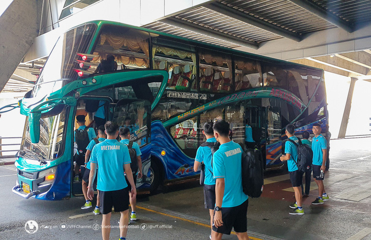 Xe buýt phục vụ đội tuyển U23 Việt Nam trong thời gian tập huấn tại Bangkok - Ảnh: VFF