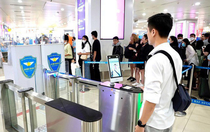 Hành khách sử dụng VNeID và xác thực thông tin qua thiết bị lắp đặt tại sân bay - Ảnh: C06 cung cấp