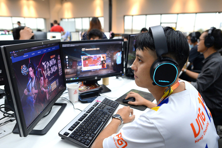 Họa sĩ nhân vật game làm việc tại Công ty VNG trong Khu chế xuất Tân Thuận, quận 7, TP.HCM  - Ảnh: ĐỨC THIỆN