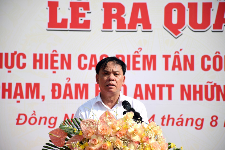 Ông Võ Tấn Đức, quyền chủ tịch UBND tỉnh Đồng Nai, phát biểu tại lễ ra quân trấn áp tội phạm - Ảnh: H.M.