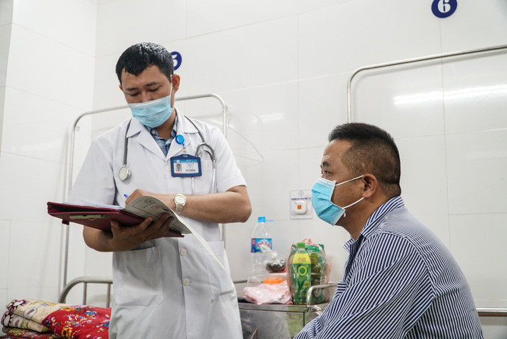 Bác sĩ Tạ Huy Hải thăm khám cho bệnh nhân tại Bệnh viện Đặng Văn Ngữ (Hà Nội) - Ảnh: NGUYỄN HIỀN