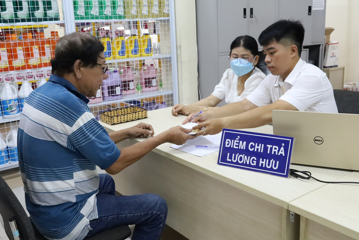 Người dân nhận lương hưu tại một điểm trả lương ở Tây Ninh trong ngày 14-8 - Ảnh: BẢO HIỂM XÃ HỘI