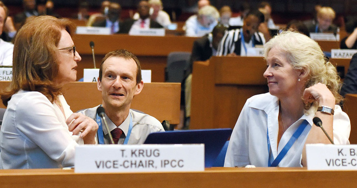 Hai nữ phó của tịch IPCC, Thelma Krug và Ko Barret.