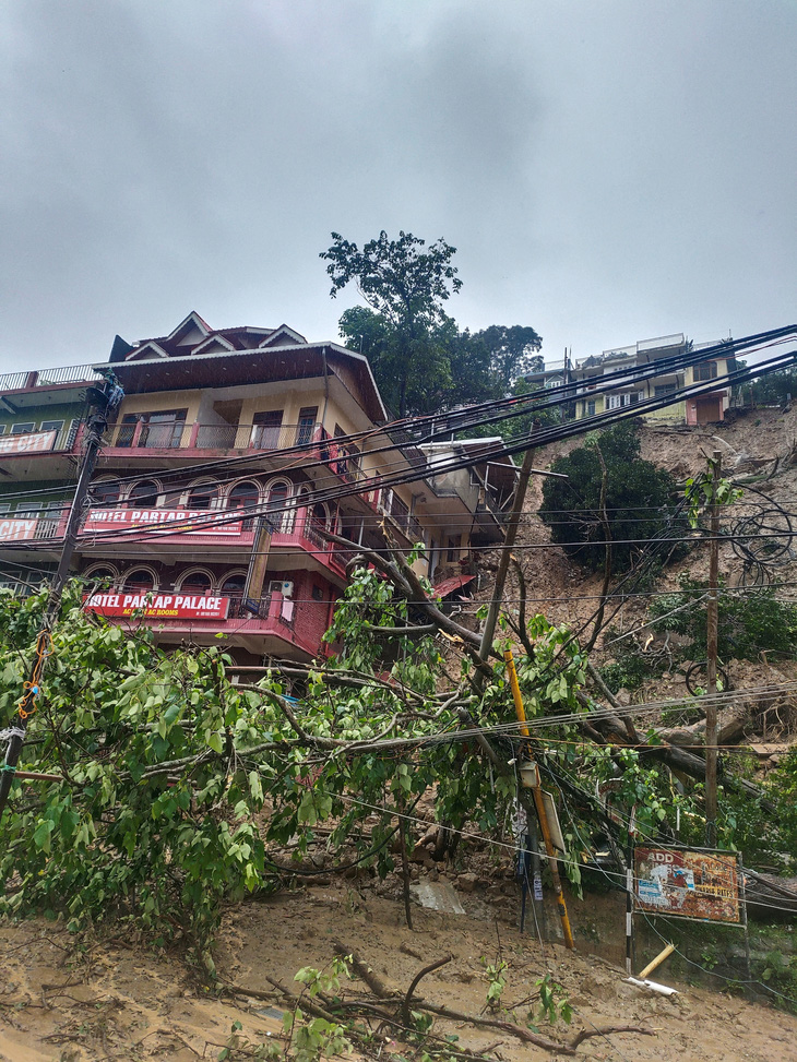 Đổ nát sau lở đất do mưa lớn tại Himachal Pradesh - Ảnh: REUTERS