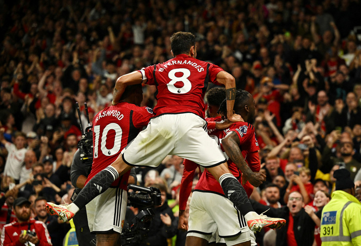 Các cầu thủ Man United ăn mừng bàn thắng đầu tiên ở Premier League mùa này Ảnh: Reuters