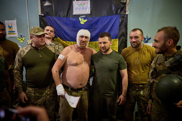 Tổng thống Ukraine Volodymyr Zelensky chụp ảnh với các quân nhân Ukraine khi đến thăm tiền tuyến gần thành phố Soledar ở vùng Donetsk, Ukraine, ngày 14-8 - Ảnh: REUTERS