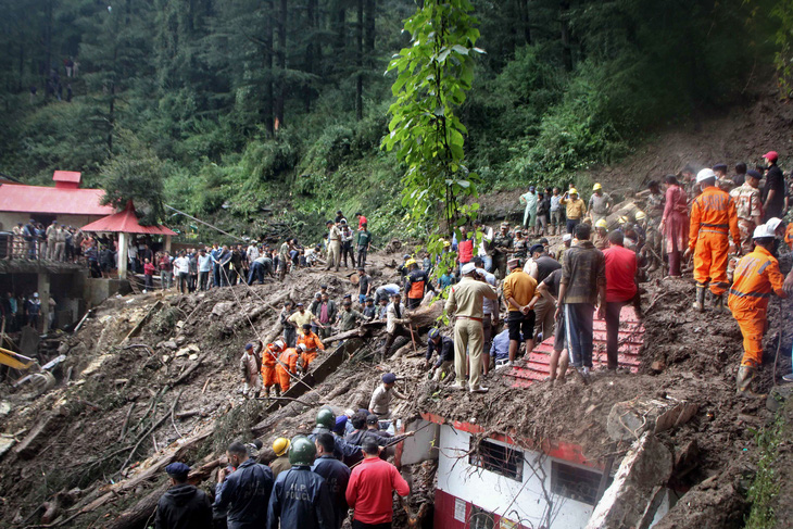 Hiện trường vụ sập ngôi đền Hindu tại thủ phủ Shimla, bang Himachal Pradesh, Ấn Độ - Ảnh: AFP