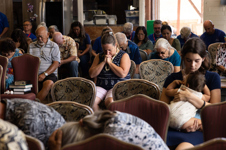 Người dân Hawaii cầu nguyện tại một quán cà phê và cũng là nhà thờ tạm, bởi nhà thờ Tin Lành Grace bị phá hủy bởi đám cháy. Mục sư Arza Brown nói với AFP đây là lần đầu tiên ông phải cử hành lễ chủ nhật tại một quán cà phê - Ảnh: AFP