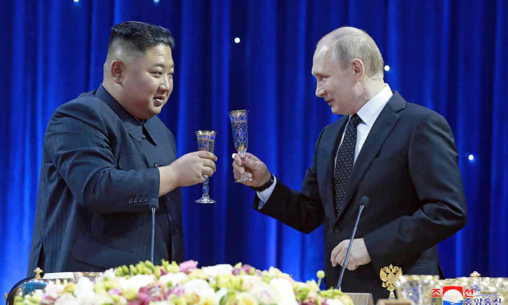 Nhà lãnh đạo Triều Tiên Kim Jong Un (trái) gặp gỡ Tổng thống Nga Vladimir Putin năm 2019 - Ảnh: KCNA
