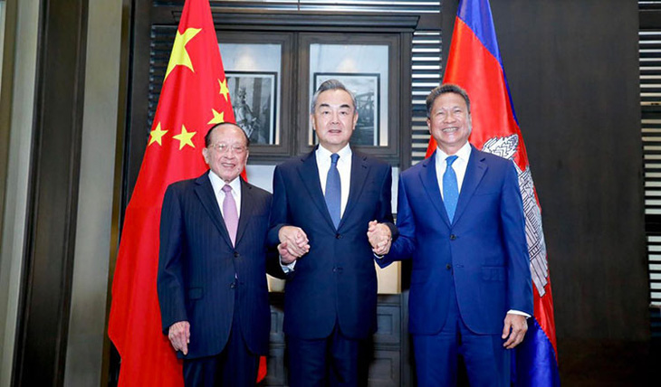 Bộ trưởng Ngoại giao Trung Quốc Vương Nghị (giữa) và Phó thủ tướng Campuchia Hor Namhong (trái), cùng Bộ trưởng Giao thông và Công chính Campuchia Sun Chanthol ở Phnom Penh, ngày 12-8 - Ảnh: MPWT