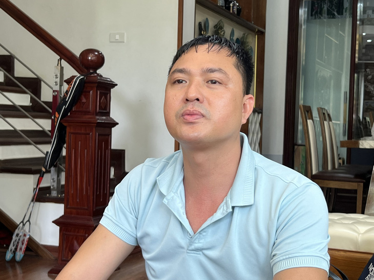 Anh Nguyễn Xuân Chiến kể lại quá trình bị nghi phạm bắt cóc đe dọa yêu cầu đưa tiền chuộc con trai - Ảnh: DANH TRỌNG