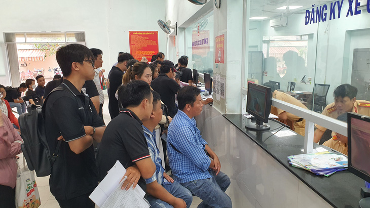 Rất đông người dân đến làm thủ tục đăng ký xe tại Đội đăng ký xe 282 Nơ Trang Long sáng 15-8 - Ảnh: MINH HÒA