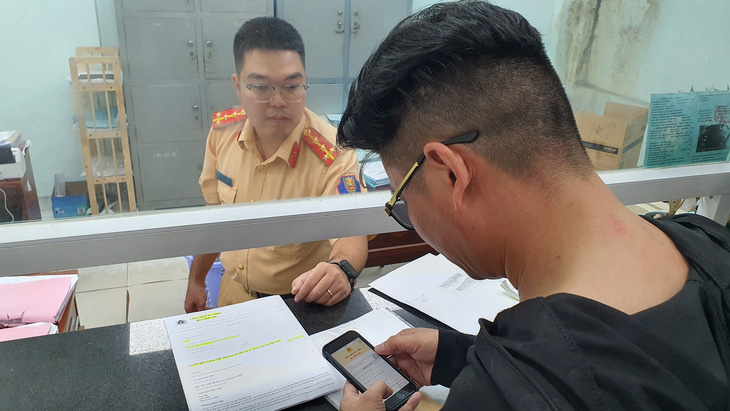 Người dân khai báo thủ tục thu hồi biển số và đăng ký xe trên cổng dịch vụ công khi thực hiện giao dịch mua bán xe - Ảnh: MINH HÒA