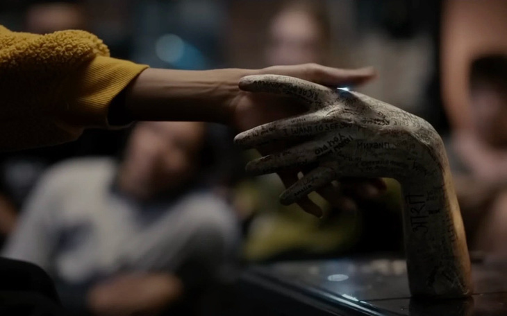 Búp bê Annabelle, bàn tay "Talk to me" gây ám ảnh fan ruột phim kinh dị
