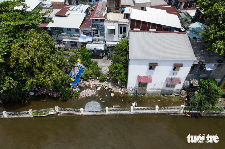 Đoạn kè kênh Thanh Đa (phường 25, quận Bình Thạnh) bị sạt lở hàng trăm mét. Nhiều đoạn kè liêu xiêu, chếch hẳn ra bờ sông - Ảnh: CHÂU TUẤN