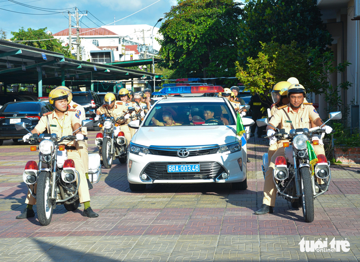Các đơn vị nghiệp vụ Công an tỉnh Bình Thuận đồng loạt ra quân tuần tra, kiểm soát và xử lý các vi phạm đối với loại xe ô tô kinh doanh vận tải hành khách, hàng hóa bằng container - Ảnh: ĐỨC TRONG