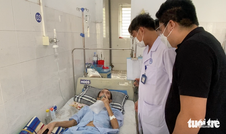 Một công nhân từng làm việc tại Công ty TNHH Châu Tiến đang điều trị bệnh phổi tại bệnh viện - Ảnh: DOÃN HÒA