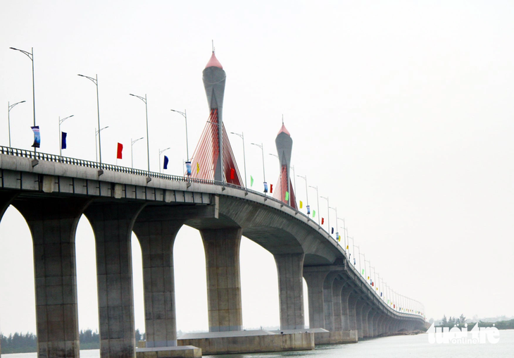 Cầu Cửa Hội bắc qua sông Lam nối hai tỉnh Nghệ An - Hà Tĩnh - Ảnh: DOÃN HÒA