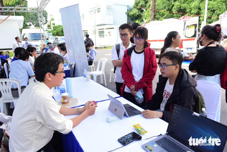 "Sàn việc làm" của Bệnh viện huyện Cần Giờ mặc dù có bác sĩ trẻ ghé nhưng cuối cùng không ai đăng ký tuyển dụng - Ảnh: DUYÊN PHAN