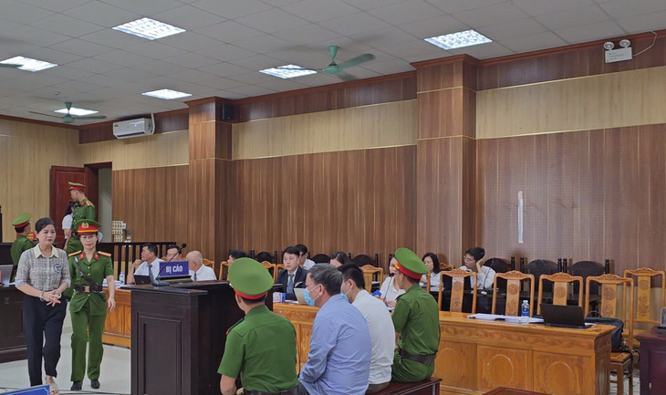 Bị cáo Phạm Thị Hằng - cựu giám đốc Sở Giáo dục và Đào tạo Thanh Hóa (bìa trái ảnh) - được dẫn giải đến phiên tòa sáng 15-8 - Ảnh: CTV