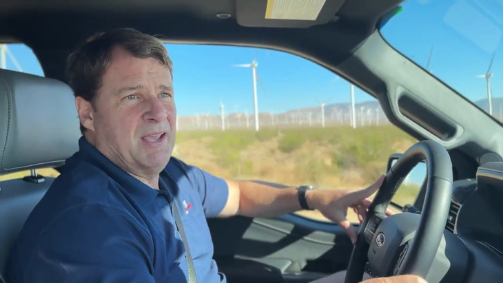 Trong video tổng kết, ông hứa hẹn các chủ xe Ford sẽ sớm được sử dụng trạm sạc Tesla - Ảnh cắt từ video Jim Farley/Twitter (X) 