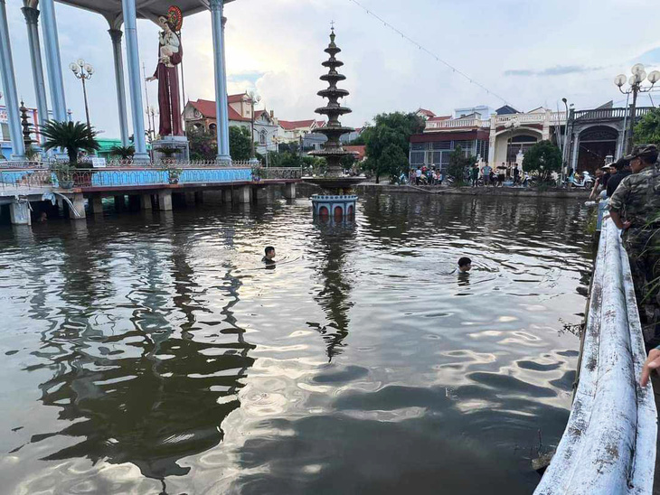 Khu vực ao hai cháu bé bị đuối nước thuộc khuôn viên nhà thờ giáo xứ Văn Lý, huyện Hải Hậu, tỉnh Nam Định - Ảnh: B.HẠNH