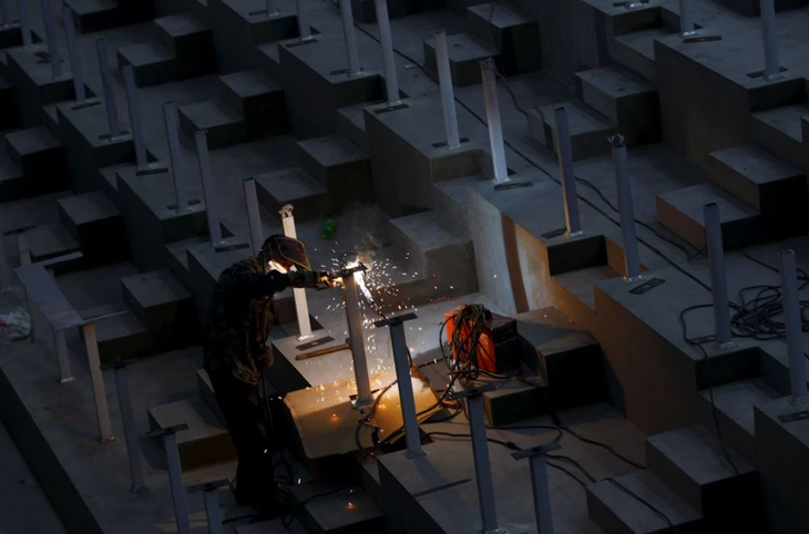 Một lao động Trung Quốc đang làm việc tại một công trường xây dựng - Ảnh: REUTERS