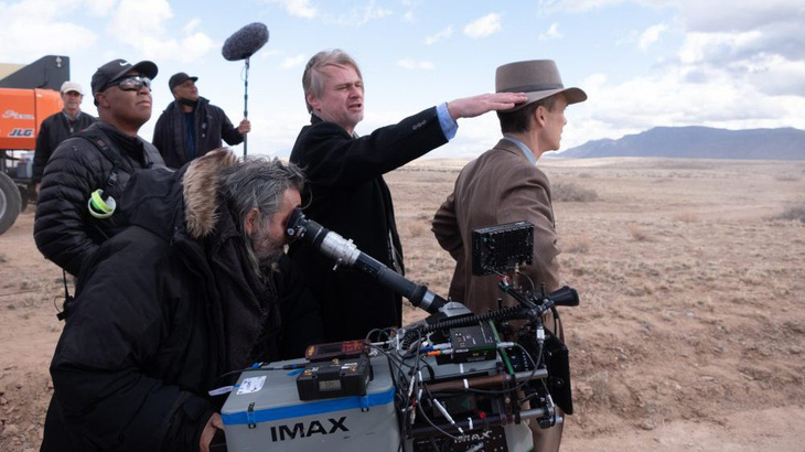 Đạo diễn Nolan và ê kíp tại bối cảnh tái hiện vụ nổ ở sa mạc Ghost Ranch tại Belen, New Mexico.