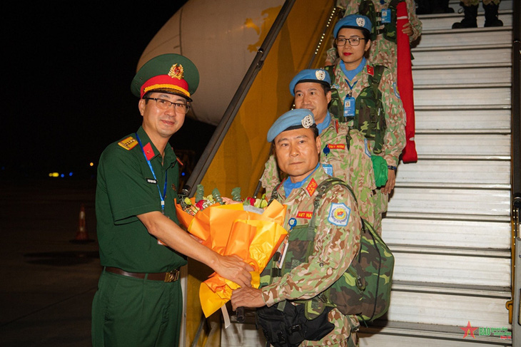 Colonel Pham Manh Thang, Director of Vietnam Peacekeeping, congratulates the first engineer team - Photo: People's Army