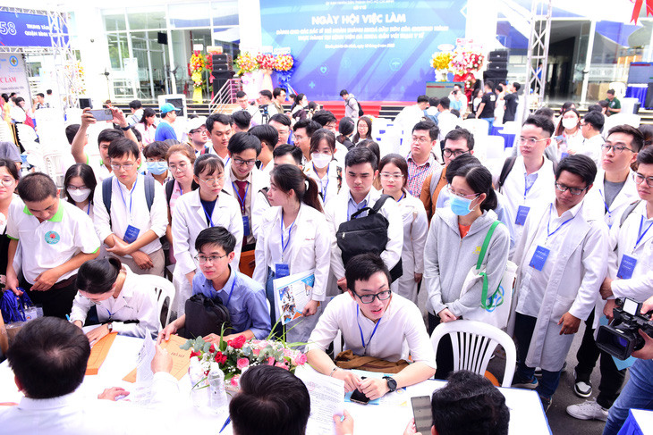 Rất đông các bác sĩ trẻ có mặt tại ngày hội việc làm được Sở Y tế TP.HCM tổ chức ở khuôn viên Bệnh viện Phục hồi chức năng - Điều trị bệnh nghề nghiệp (quận 8, TP.HCM) - Ảnh: DUYÊN PHAN
